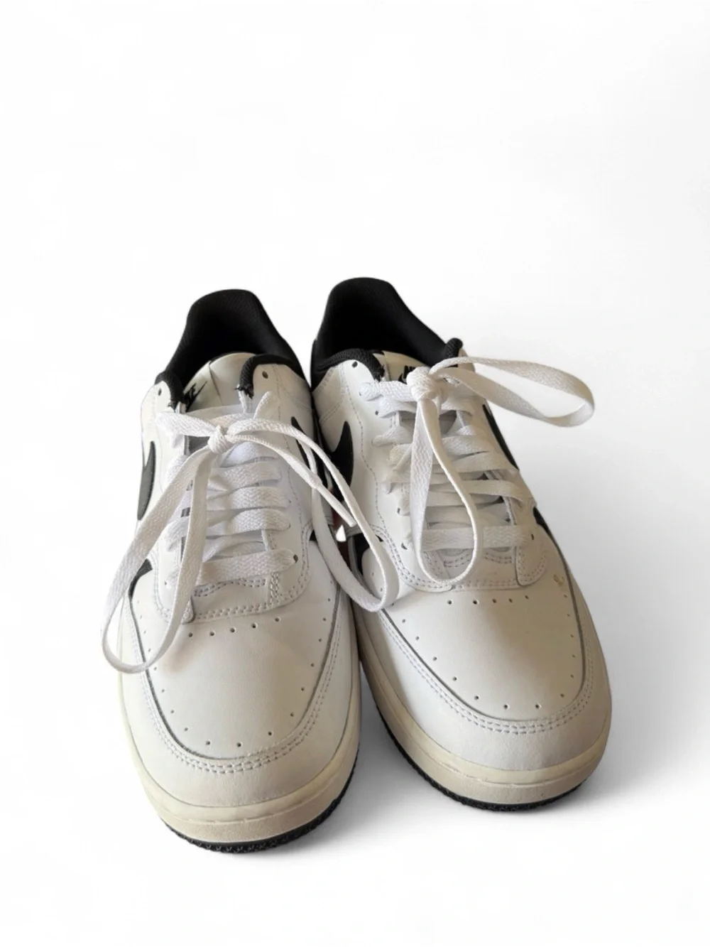 Nike Womens White and Black Low-Top Sneakers